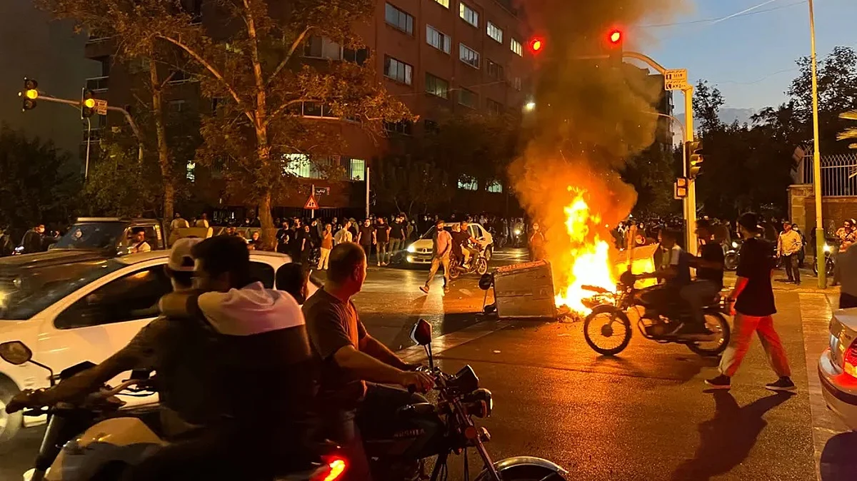 متظاهرون يضرمون النار في طهران