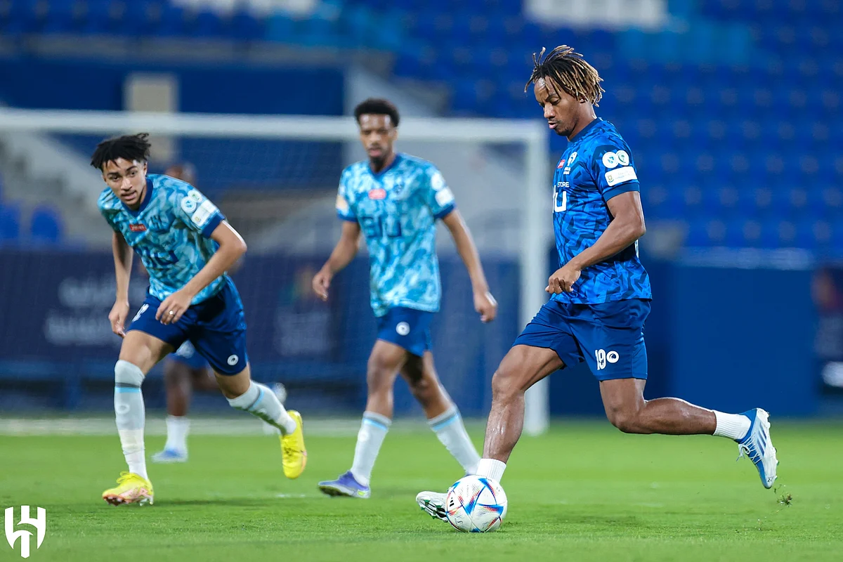 لاعبو الهلال يؤدون التدريبات