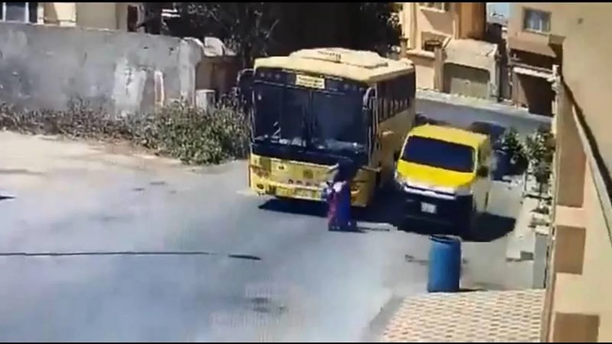 يقظة السائق تمنع دهس طالبة