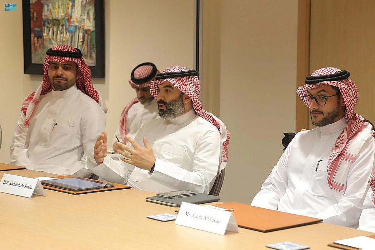 "السواحة" يبحث مع نائب رئيس وزراء سنغافورة تعزيز مجالات التطوير وتطوير الكوادر البشرية