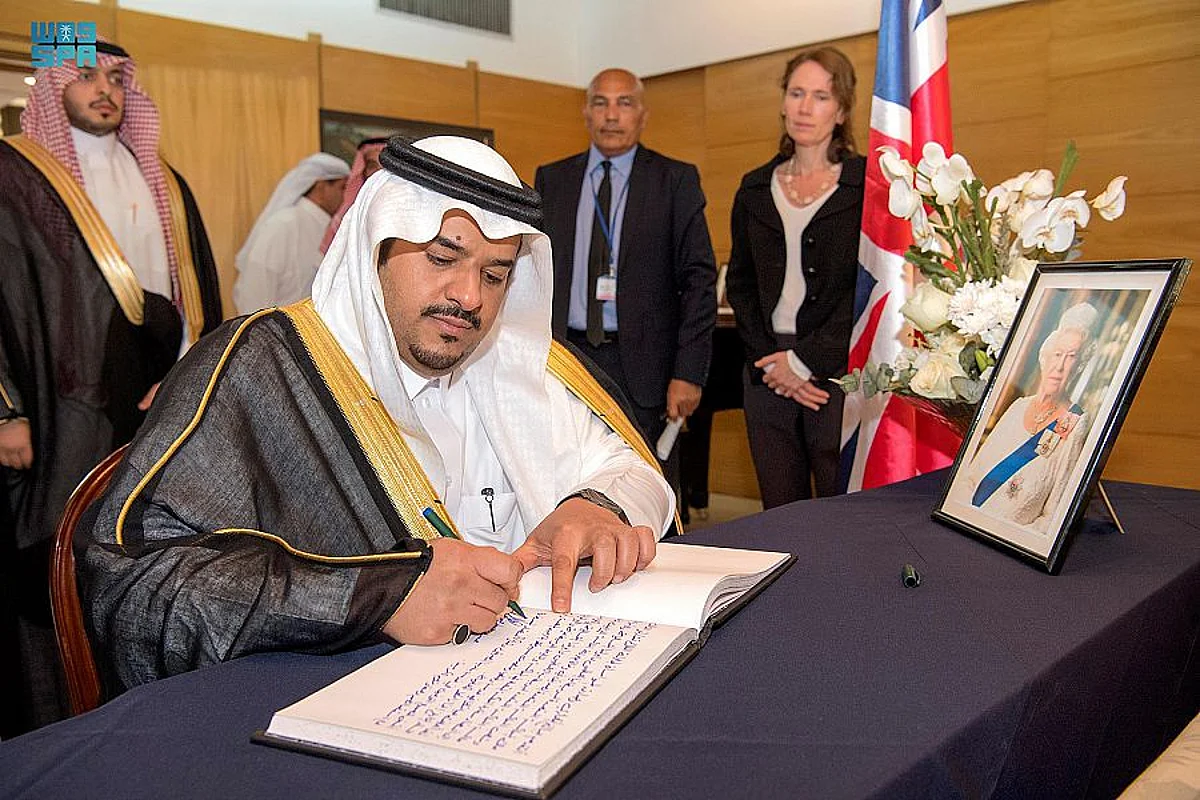 أمير الرياض بالنيابة يقدم واجب العزاء في وفاة الملكة إليزابيث