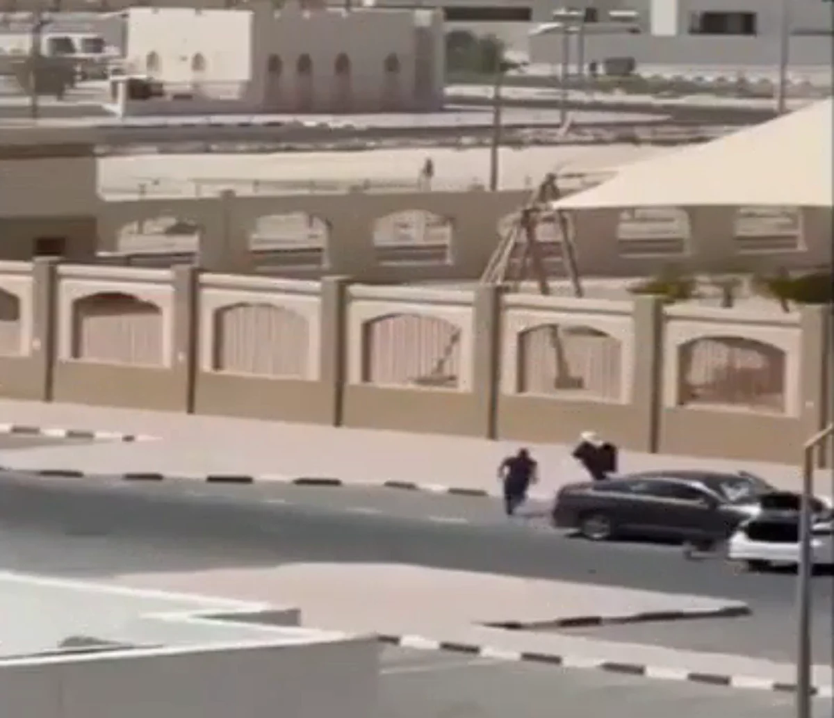 التحقيقات كشفت الحقيقة.. شاهد اعتداء وحشي لكويتي على زوجته بالطريق العام