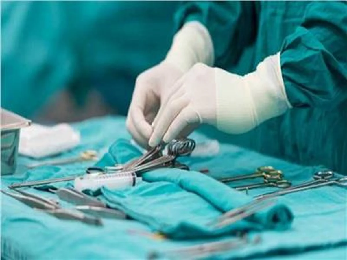 الأولى من نوعها.. طبيب سعودي يُجري عملية جراحية ناجحة لطفل بمصر