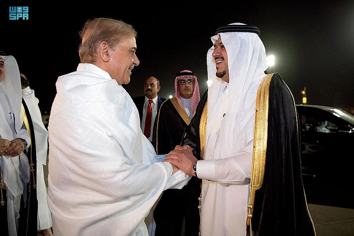 نائب أمير الرياض محمد بن عبدالرحمن يودع رئيس وزراء باكستان محمد شهباز شريف