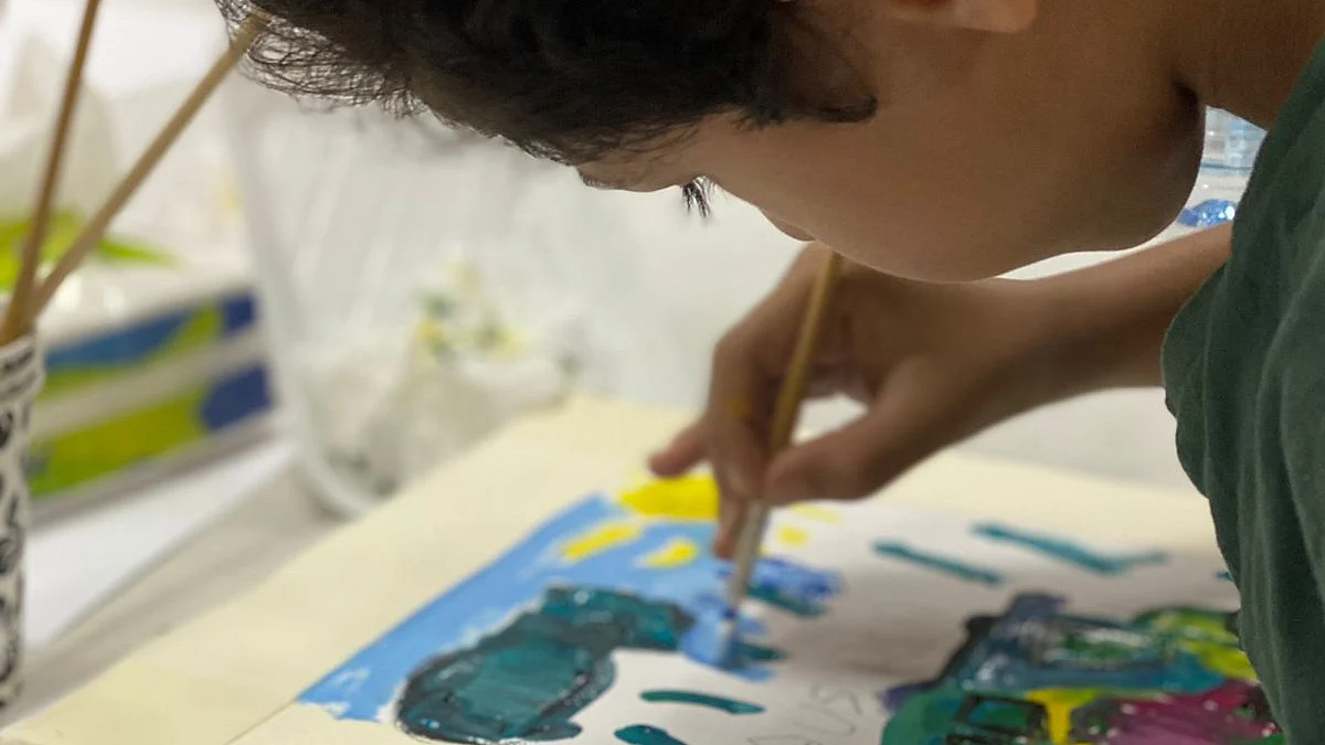 طفل يرسم بالريشة