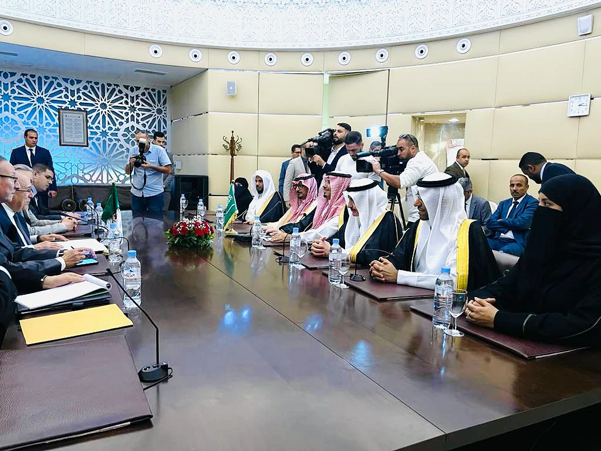 وزير الخارجية الجزائري يلتقي وفدَ لجنة الصداقة البرلمانية السعودية الجزائرية