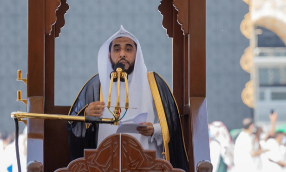 إمام وخطيب المسجد الحرام عبدالله بن عواد الجهني