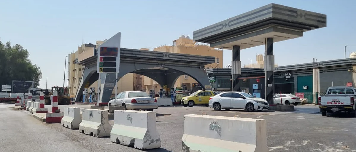 شاهد من مكة.. إغلاق محطة وقود مخالفة و3 ورش سيارات بلا تراخيص