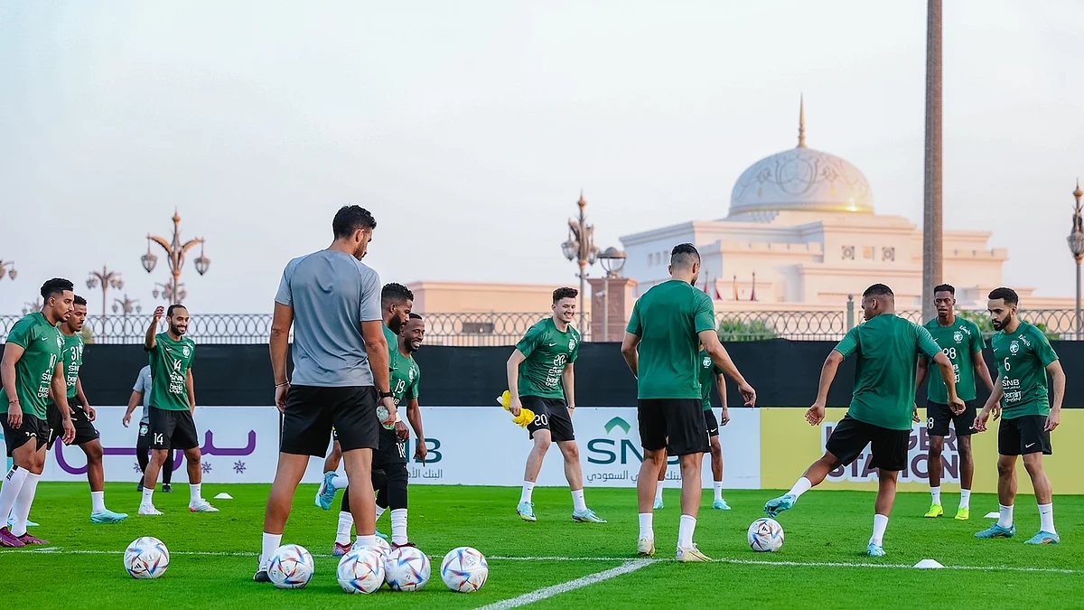 لاعبو المنتخب السعودي يؤدون التدريبات الجماعية