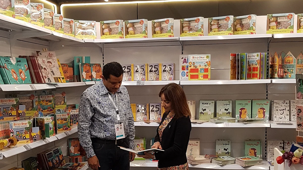 "كتاب الرياض".. دار نشر بريطانية تبتكر كتبًا تفاعلية تُعلّم الطفل القراءة عبر اللعب