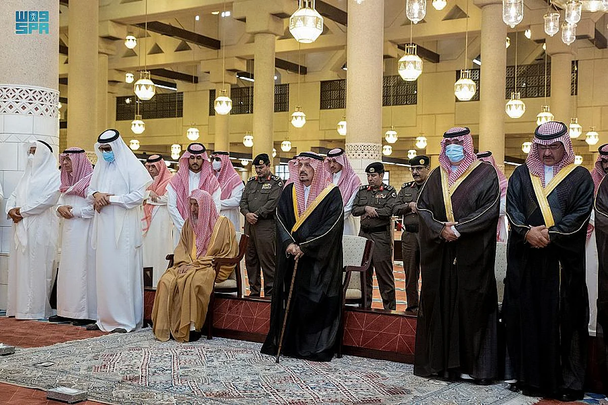 أمير الرياض يؤدي صلاة الميت على الجوهرة بنت ممدوح بن عبدالرحمن