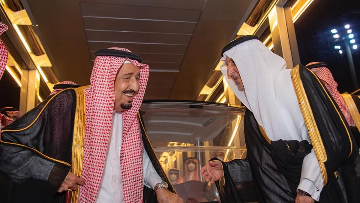 أمير مكة خالد الفيصل يودع خادم الحرمين الشريفين الملك سلمان بن عبدالعزيز