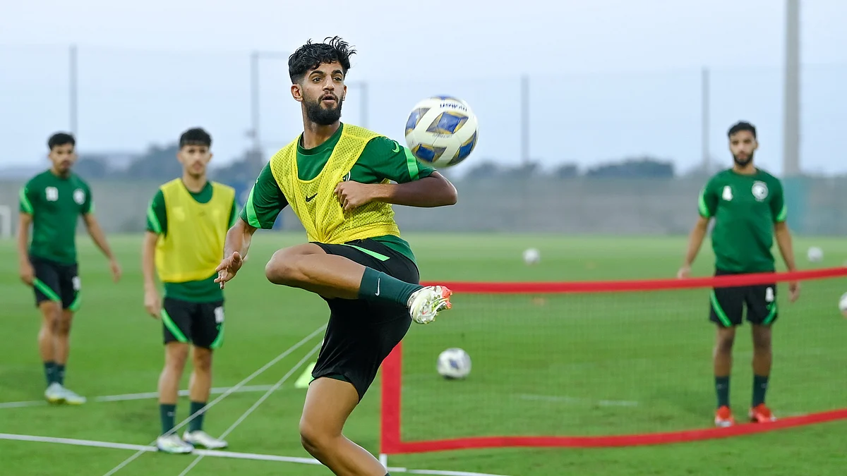 لاعبو المنتخب السعودي الأولمبي يؤدون التدريبات