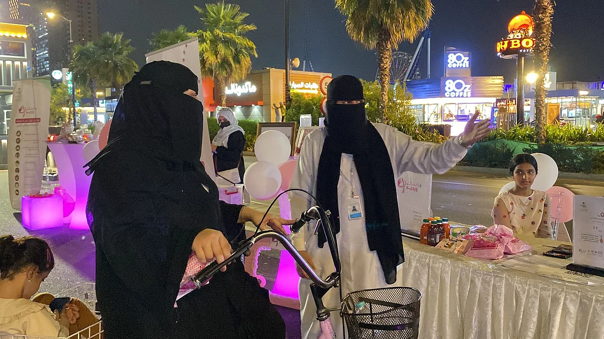 مجمع الملك عبدالله الطبي بجدة يُطلق "رايتك وردية" للتوعية بسرطان الثدي