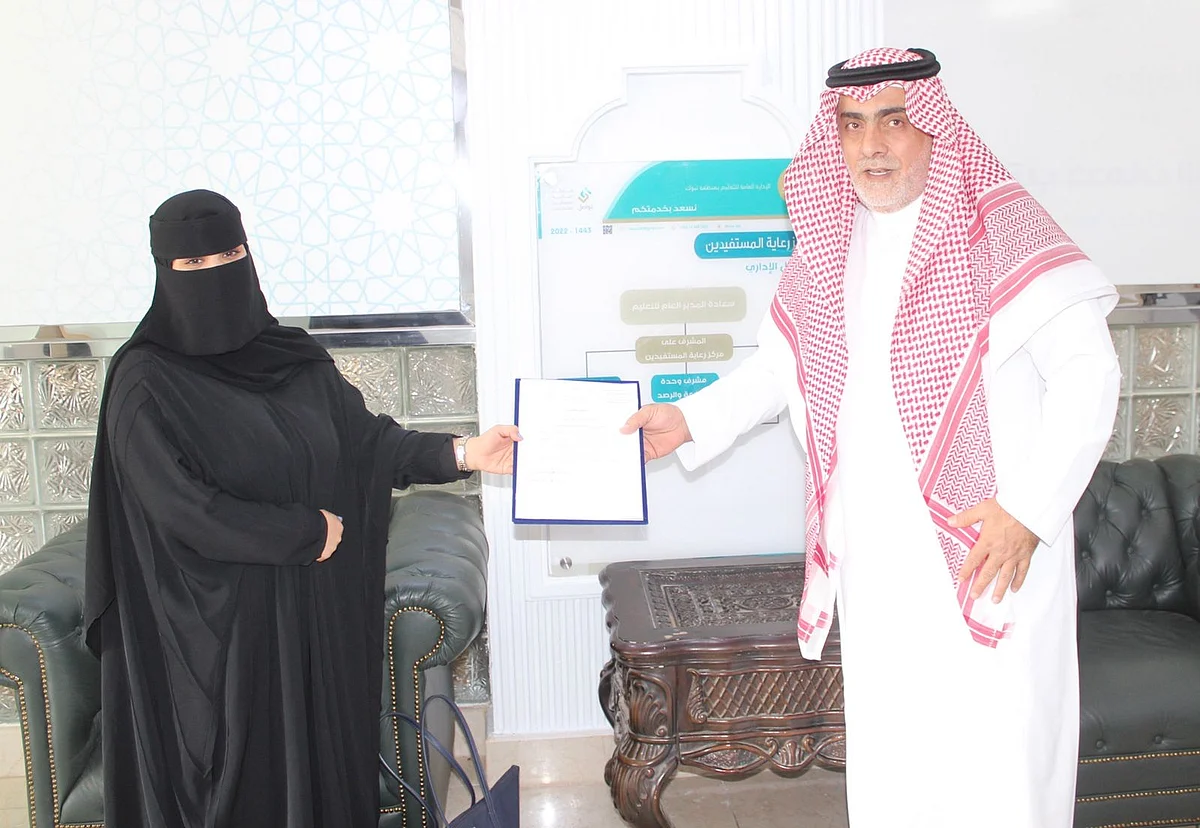 مع صراخ زملائه "مات".. تفاصيل إنقاذ مساعدة إدارية بتبوك حياة طالب وتكريمها