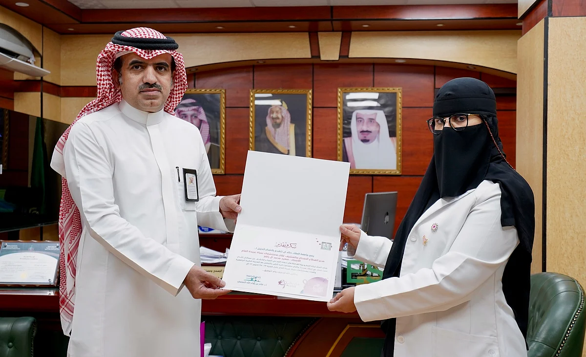 جامعة الملك خالد تختتم حملة "الكشف المبكر عن سرطان الثدي" بشرق عسير
