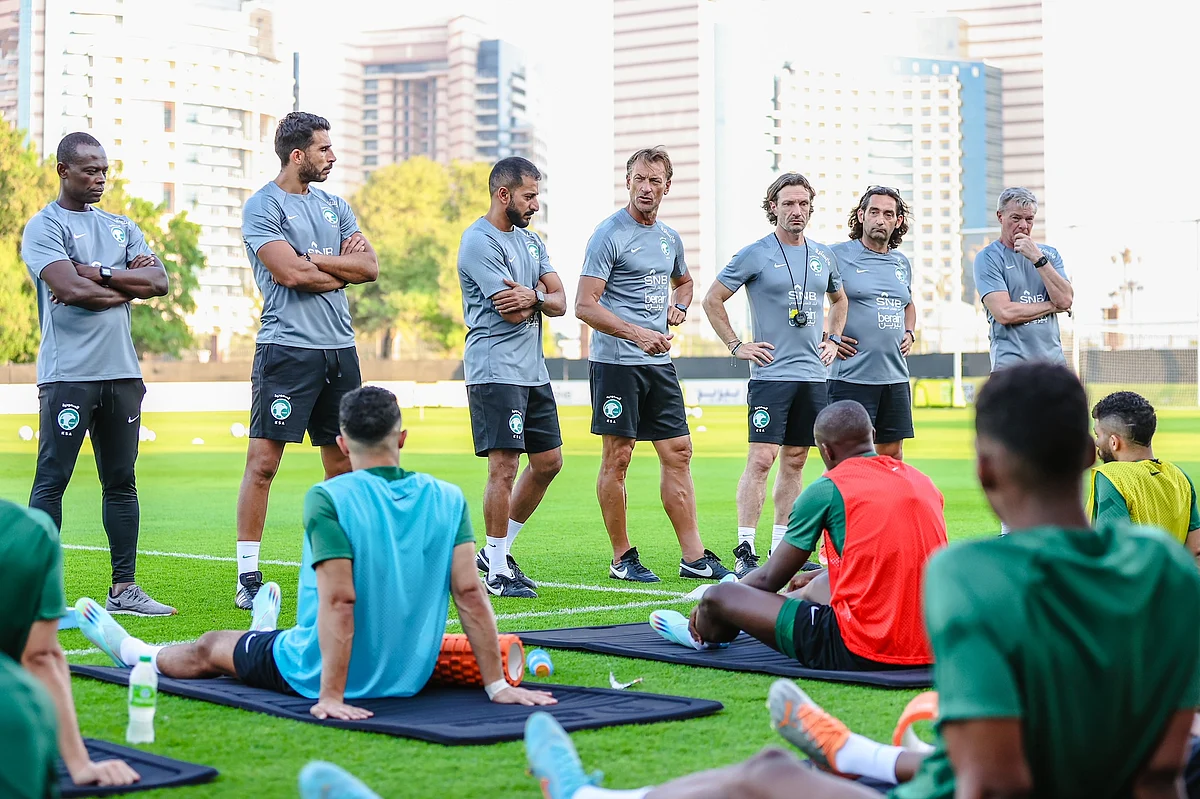 لاعبو المنتخب السعودي يستمعون إلى توجيهات المدرب رينارد
