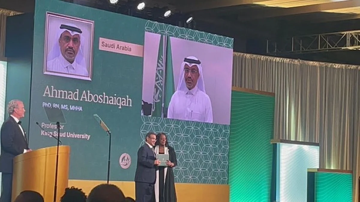 الجمعية الأمريكية للتمريض تُكَرّم البروفيسور أحمد أبو شايقة