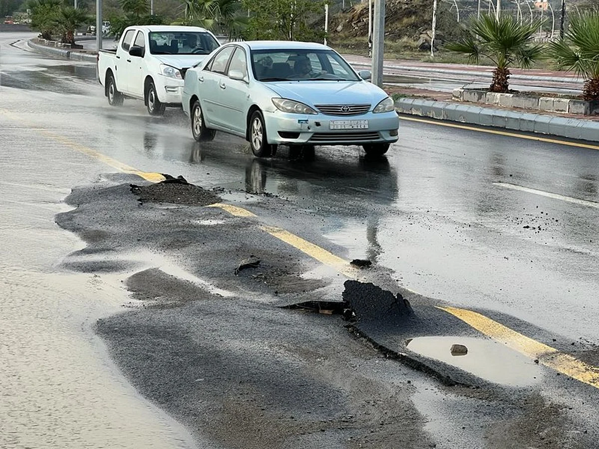 الأمطار الغزيرة تتسبب في هبوط الطبقة الأسفلتية بمركز قنا