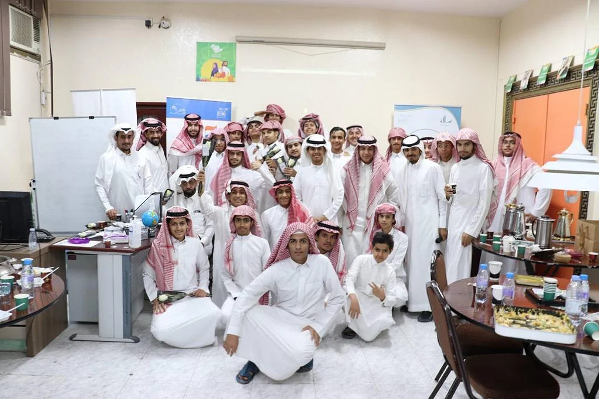 في يوم المعلم.. طلاب ثانوية العز بن عبدالسلام يستقبلون معلميهم بالورد