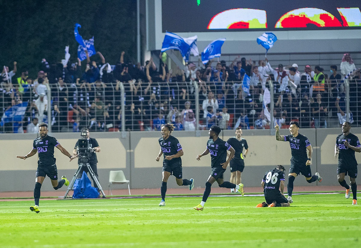 فرحة لاعبي الهلال بالفوز على الطائي