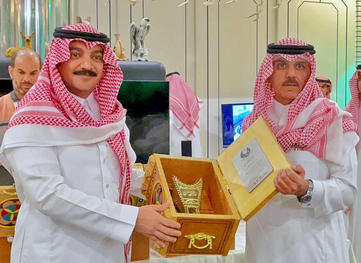 رئيس النادي الأدبي بحائل يُكرم الأديب الراحل "ثامر المحيسن"