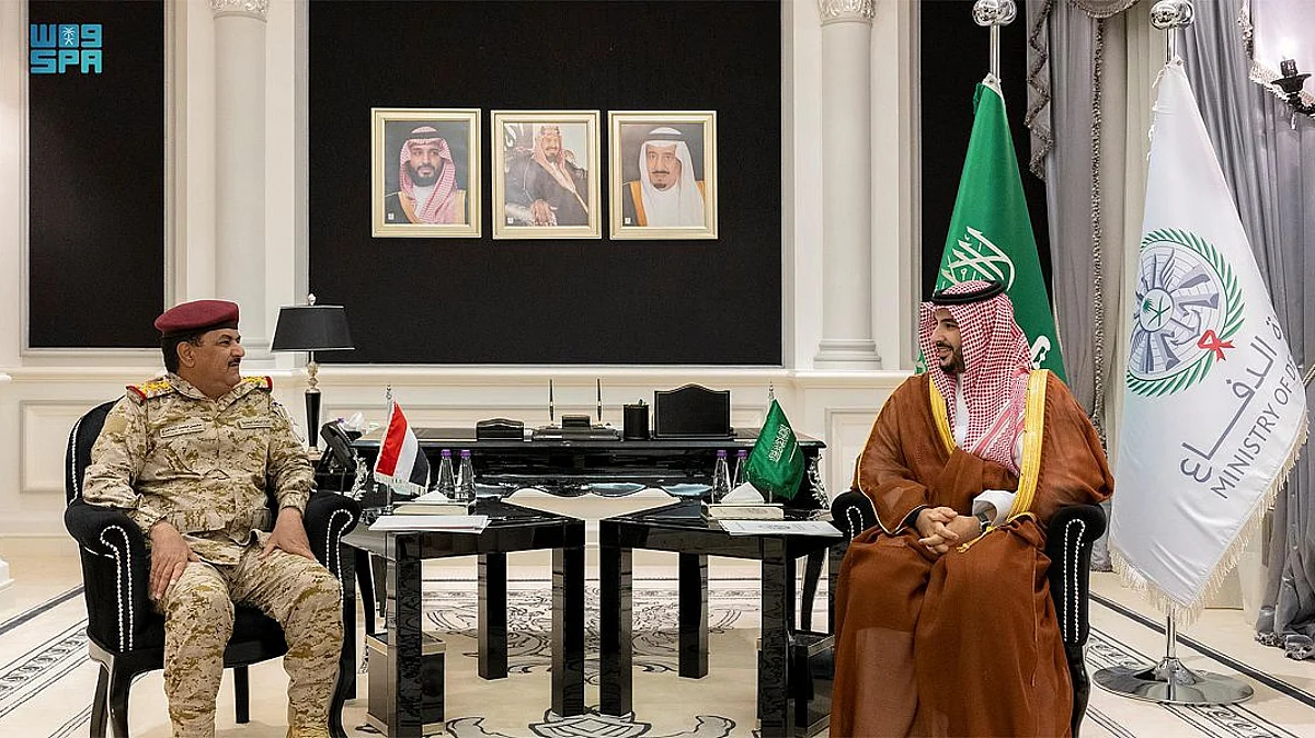 وزير الدفاع الأمير خالد بن سلمان يلتقي الفريق الركن محسن محمد الداعري