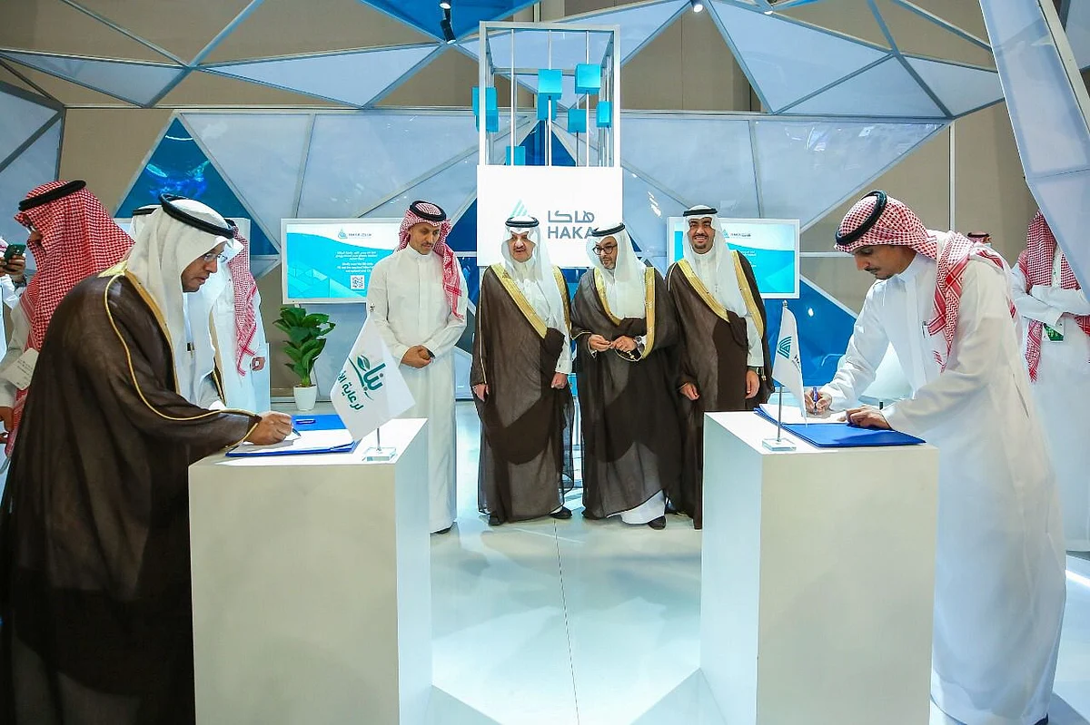 عبدالله الخالدي وفايز العنزي يوقعان الاتفاقية