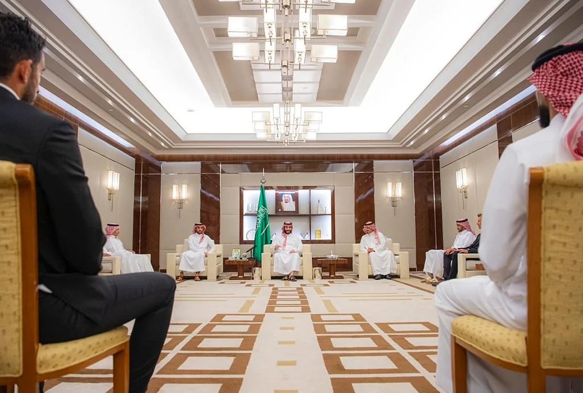 ولي العهد الأمير محمد بن سلمان خلال لقائه لاعبي المنتخب السعودي
