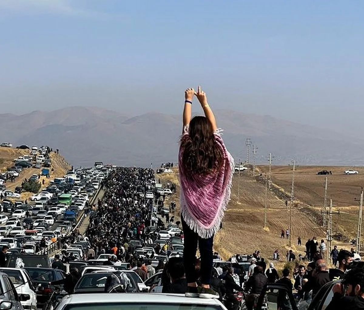 إطلاق نار وغاز.. مواجهات عنيفة بين الأمن الإيراني ومتظاهرين خلال "أربعينية" مهسا أميني