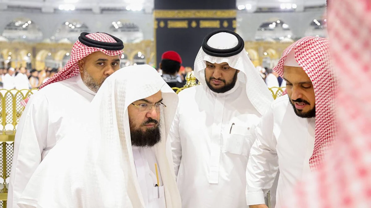 الشيخ عبدالرحمن السديس خلال تفقده صحن المطاف