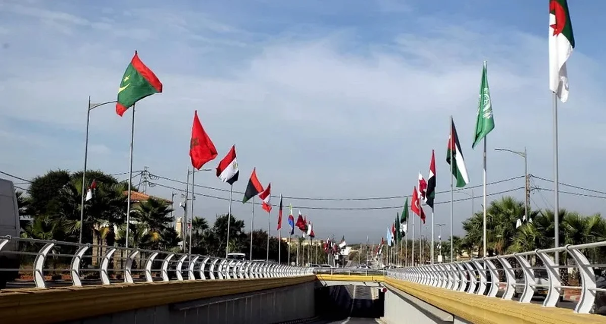 أعلام الدول العربية المشاركة بالقمة في شوارع الجزائر