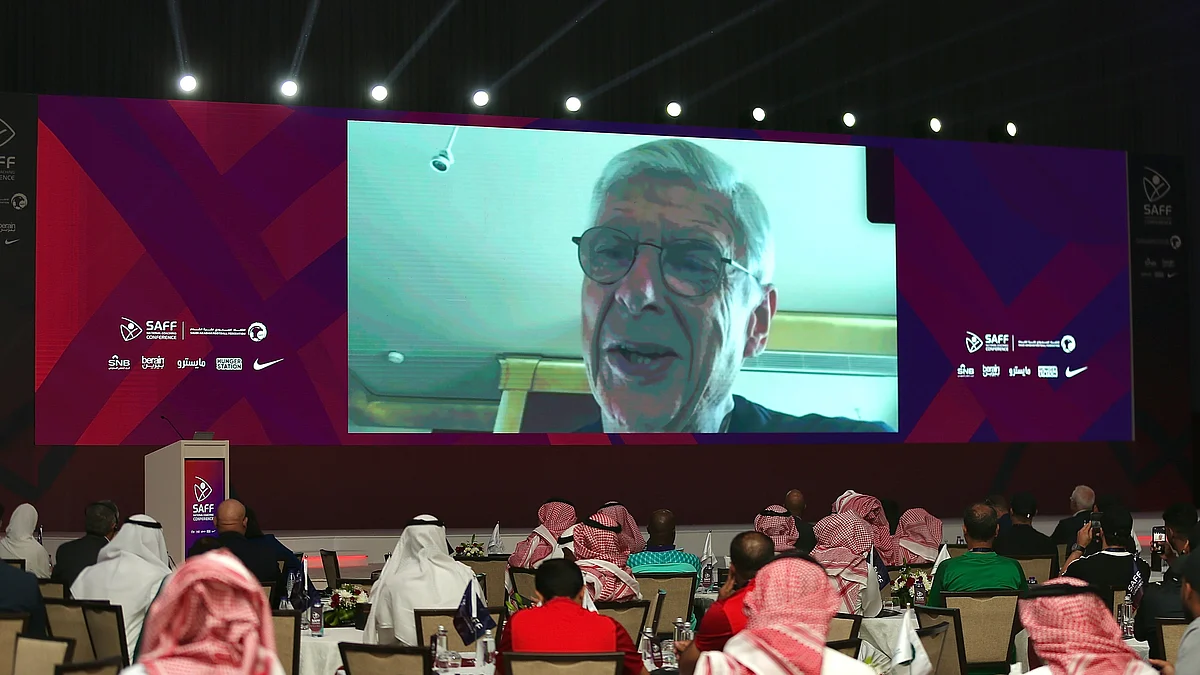 آرسين فينجر أثناء المؤتمر الفني