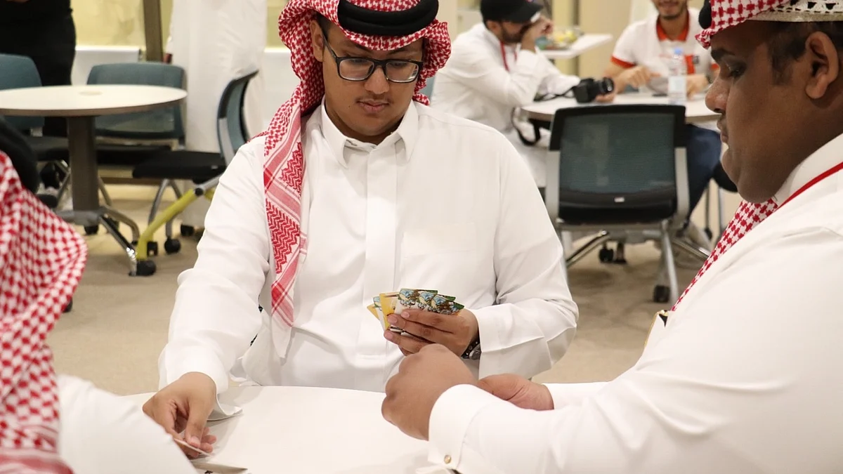 الطلاب يمارسون لعبة البلوت