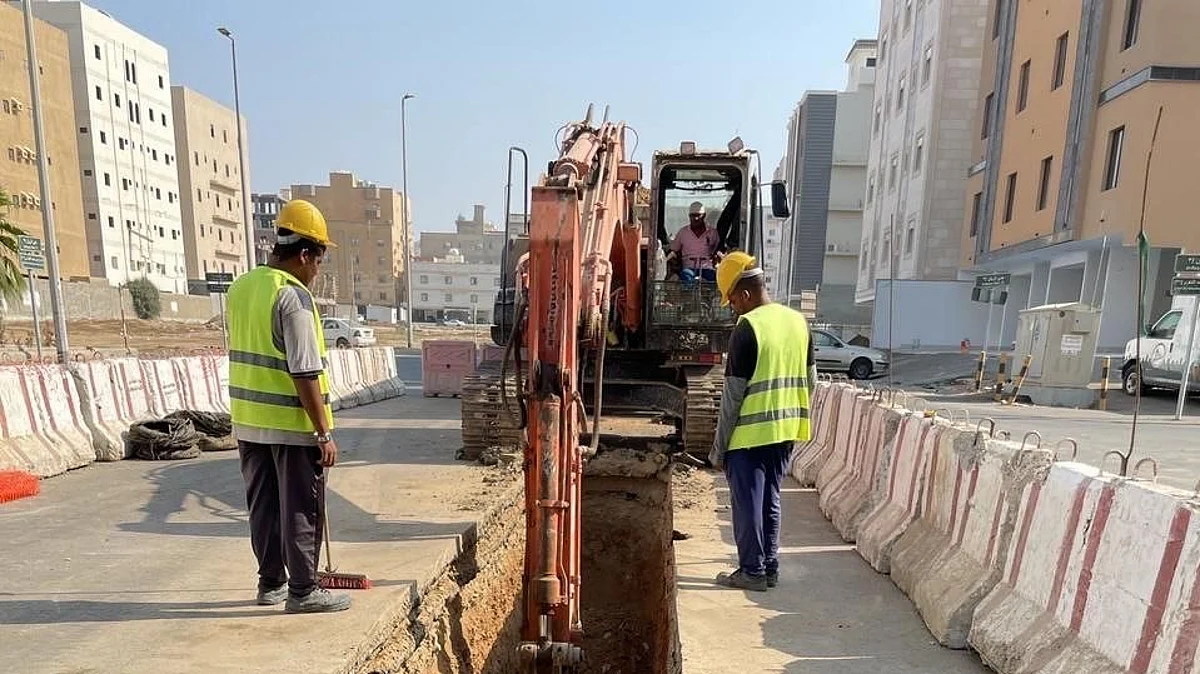 أمانة جدة تنفذ عدداً من مشاريع تخفيض المياه السطحية وتطوير البنية التحتية لأكثر من 64 كيلومتراً