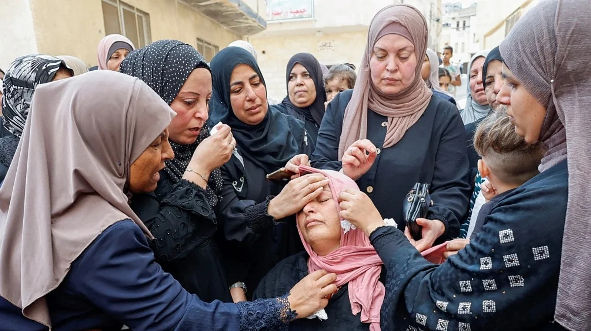 والدة الشهيد متين ضبايا خلال جنازته