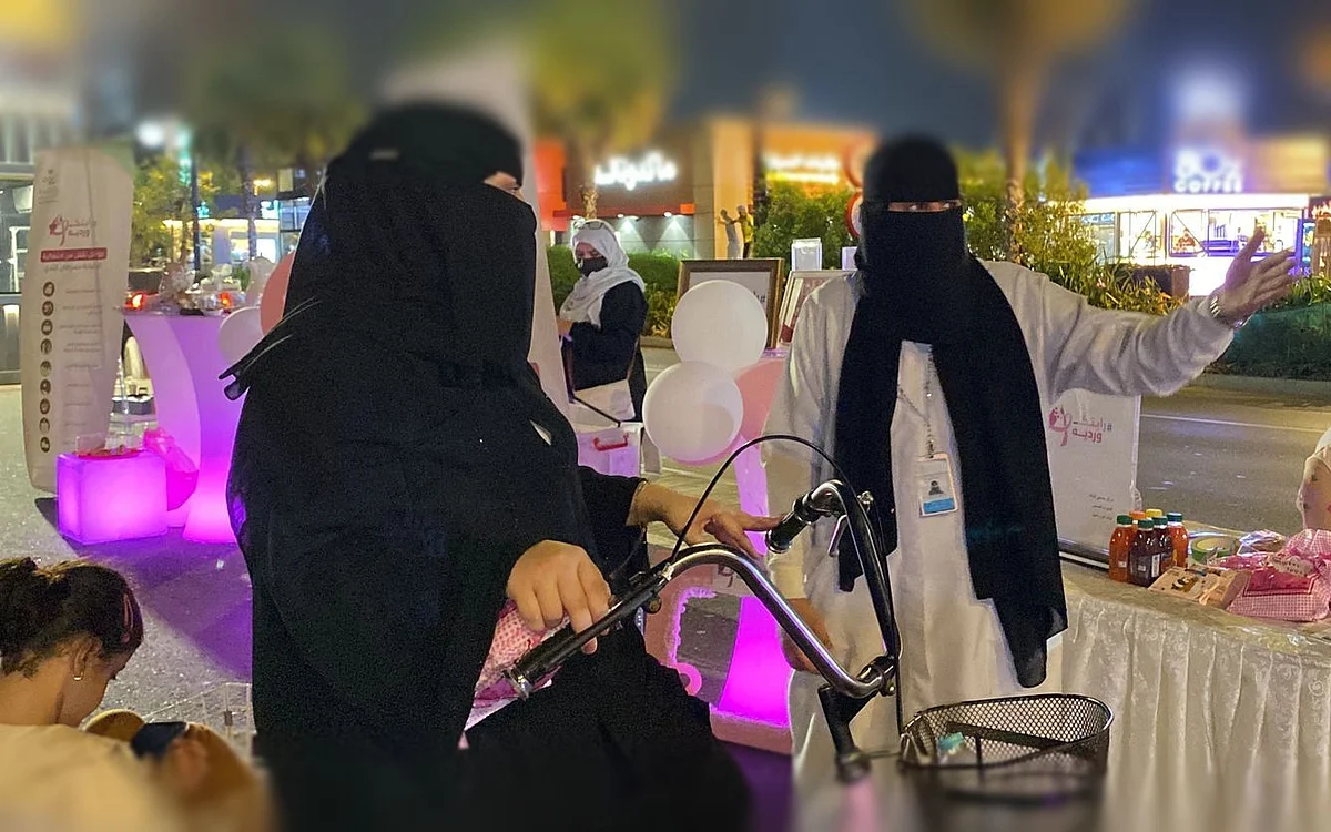 مجمع الملك عبدالله الطبي في جدة يُطلق حملة "رايتك وردية" للتوعية بسرطان الثدي