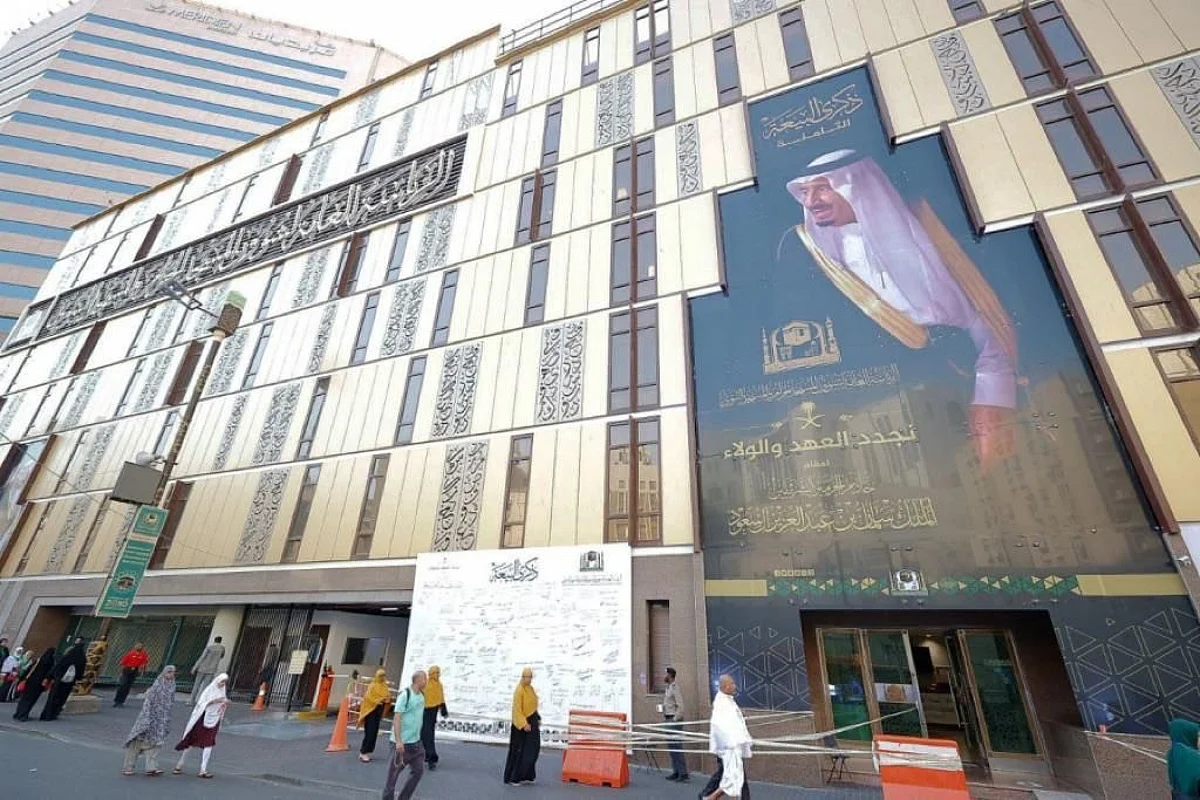 "السديس" يدشن لوحة جدارية كبرى لخادم الحرمين الشريفين بمبنى الرئاسة بمكة