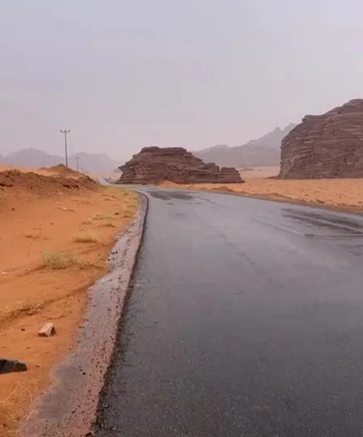 أول "مطرية" شمال الجزيرة هذا العام.. زخات مطر بتبوك والغيوم تتشكّل