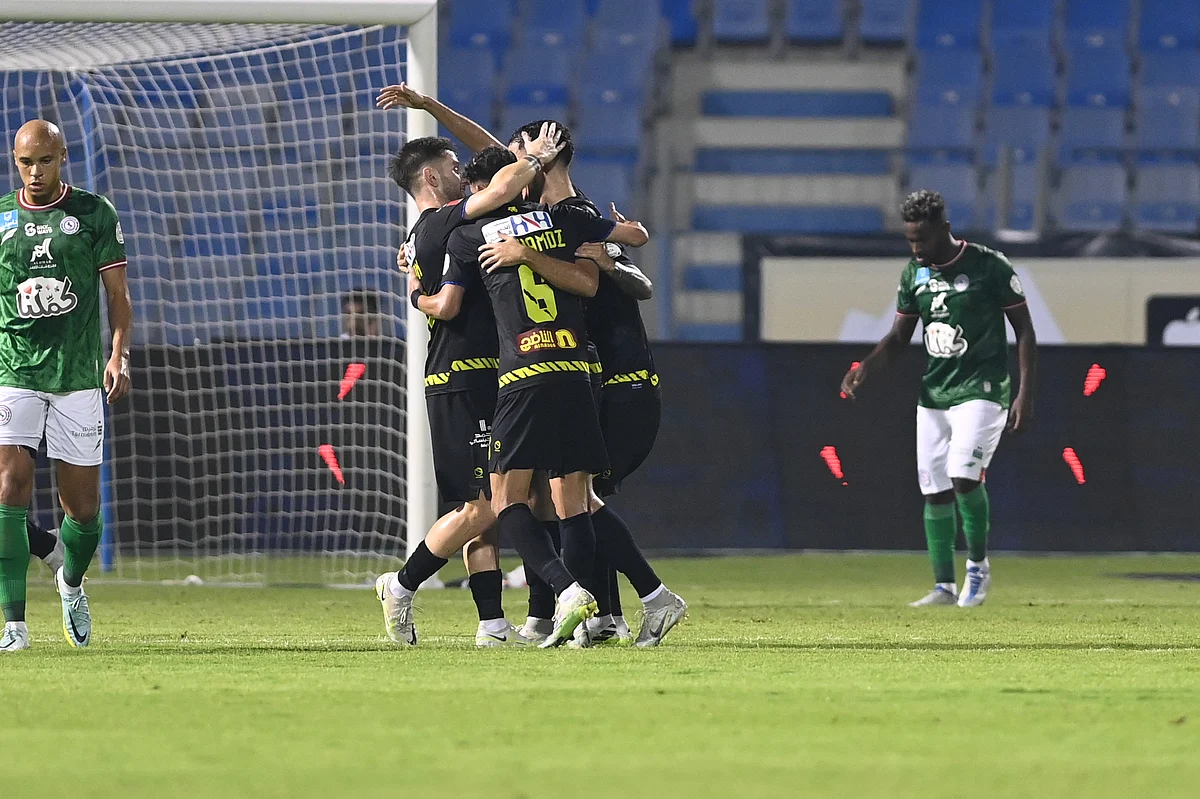 فرحة لاعبي التعاون بالفوز على الاتفاق