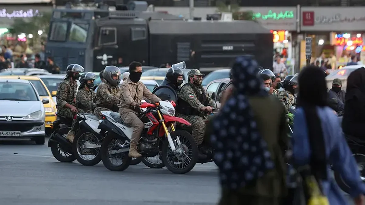 عناصر من شرطة مكافحة الشغب الإيرانية تلاحق محتجين في طهران