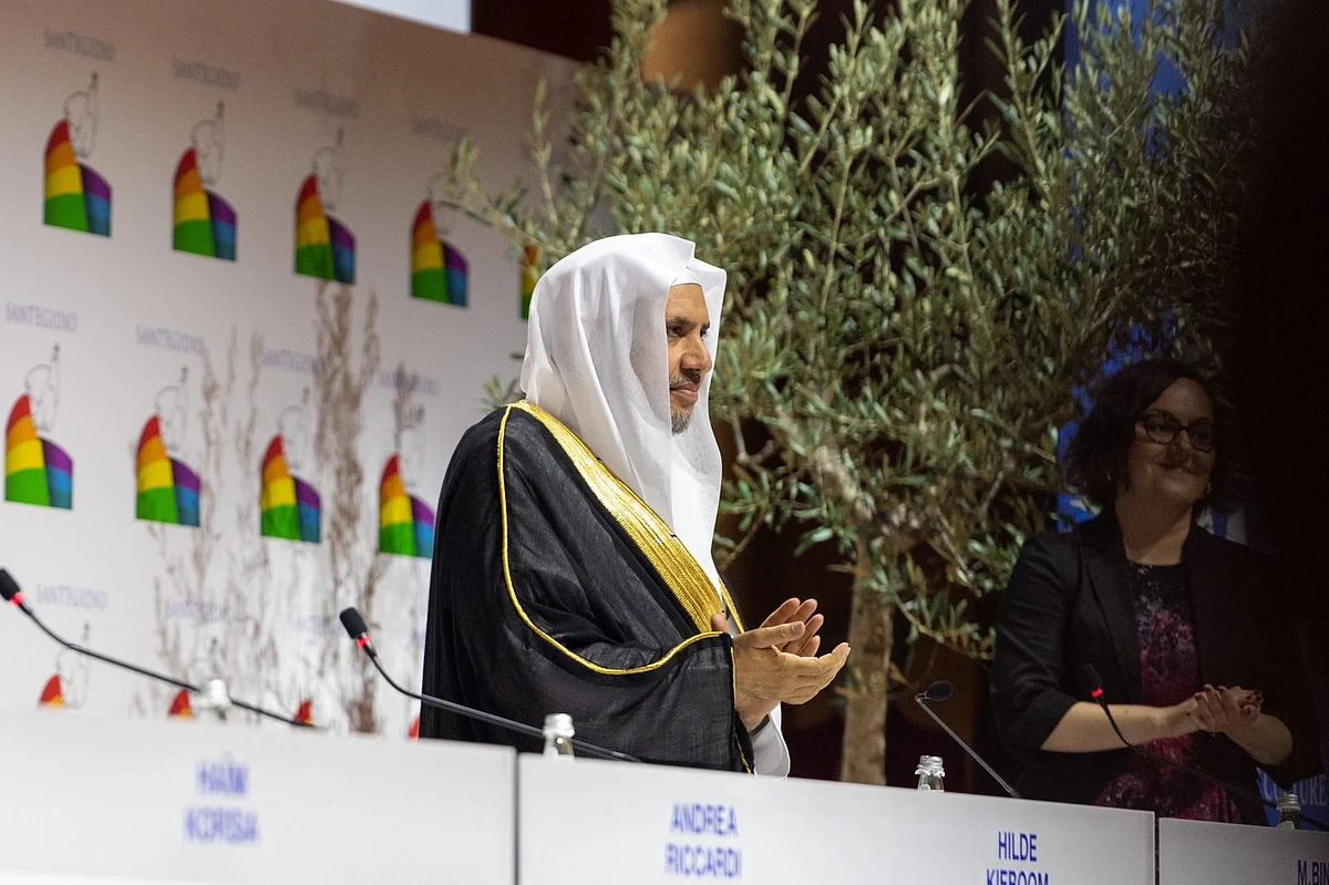 د. العيسى في المنصة الرئيسة لجلسة افتتاح الاجتماع الدولي من أجل السلام في روما ممثلاً للدين الإسلامي
