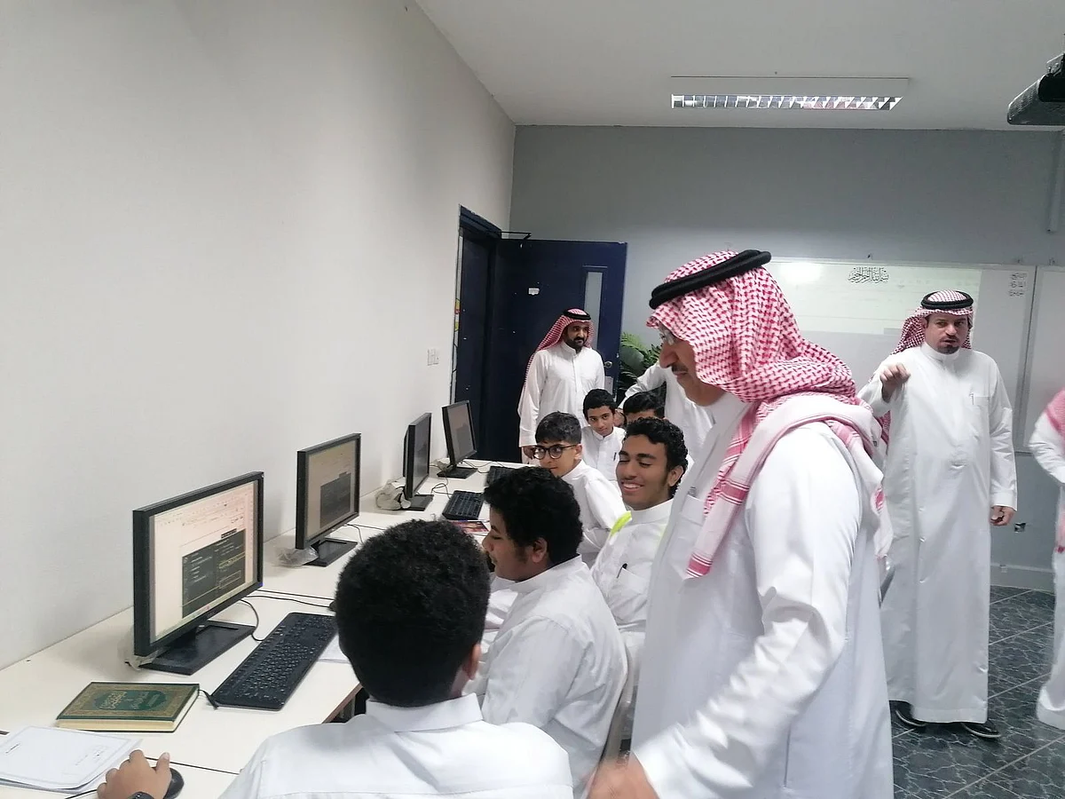 "وزير التعليم" يتفقد سير العملية التعليمية في عدد من مدارس جدة
