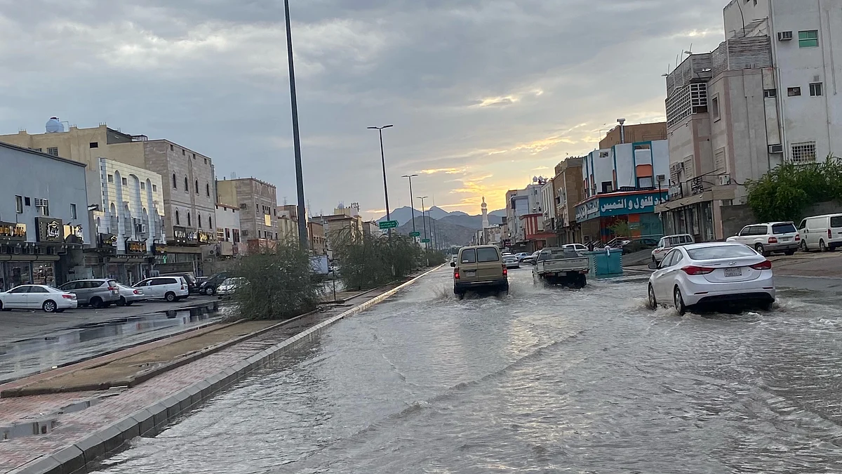 شاهد.. تجمع لمياه الأمطار بمخطط 2 بالشرائع.. ومعدات الأمانة حاضرة