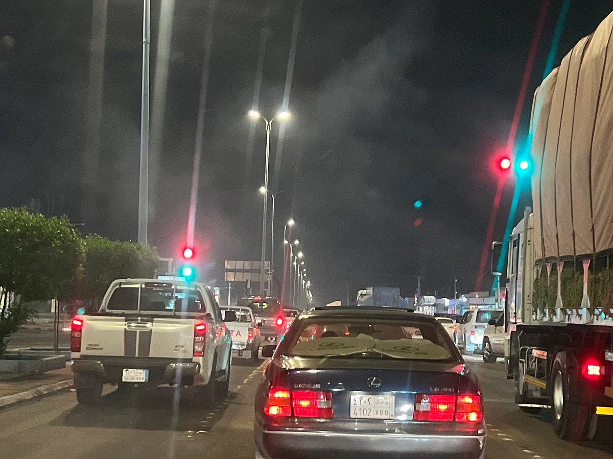 سكان محايل عسير يناشدون بإصلاح إشارة تربك حركة السير منذ أشهر