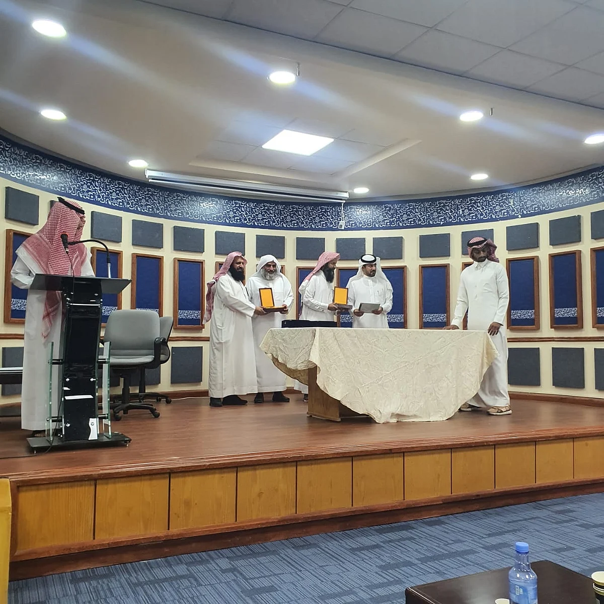 تكريم المشاركين في برنامج تطوير تدريس القرآن الكريم بالرياض