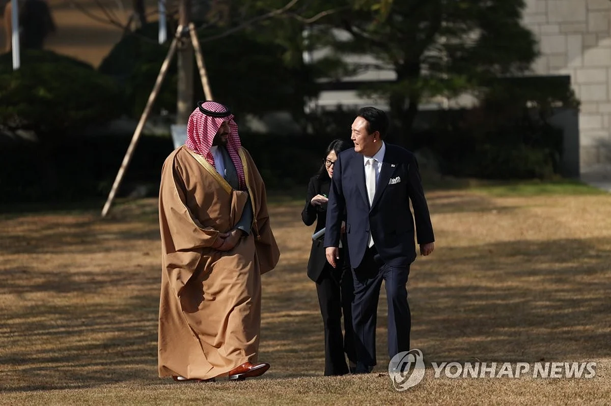 الرئيس يون سيوك-يول مستقبلاً ولي العهد الأمير محمد بن سلمان في المقر الرئاسي الجديد