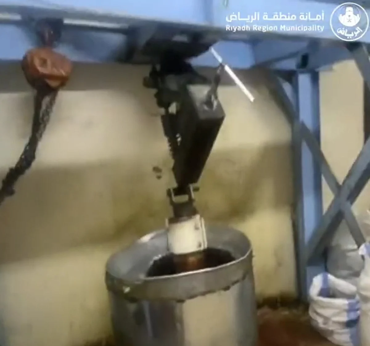 ضبط معمل لإنتاج زيت السمسم بالرياض