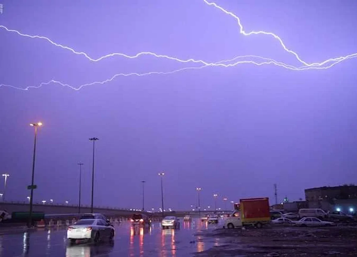 سحب رعدية ممطرة على منطقة عسير يصاحبها نشاطٌ في الرياح السطحية