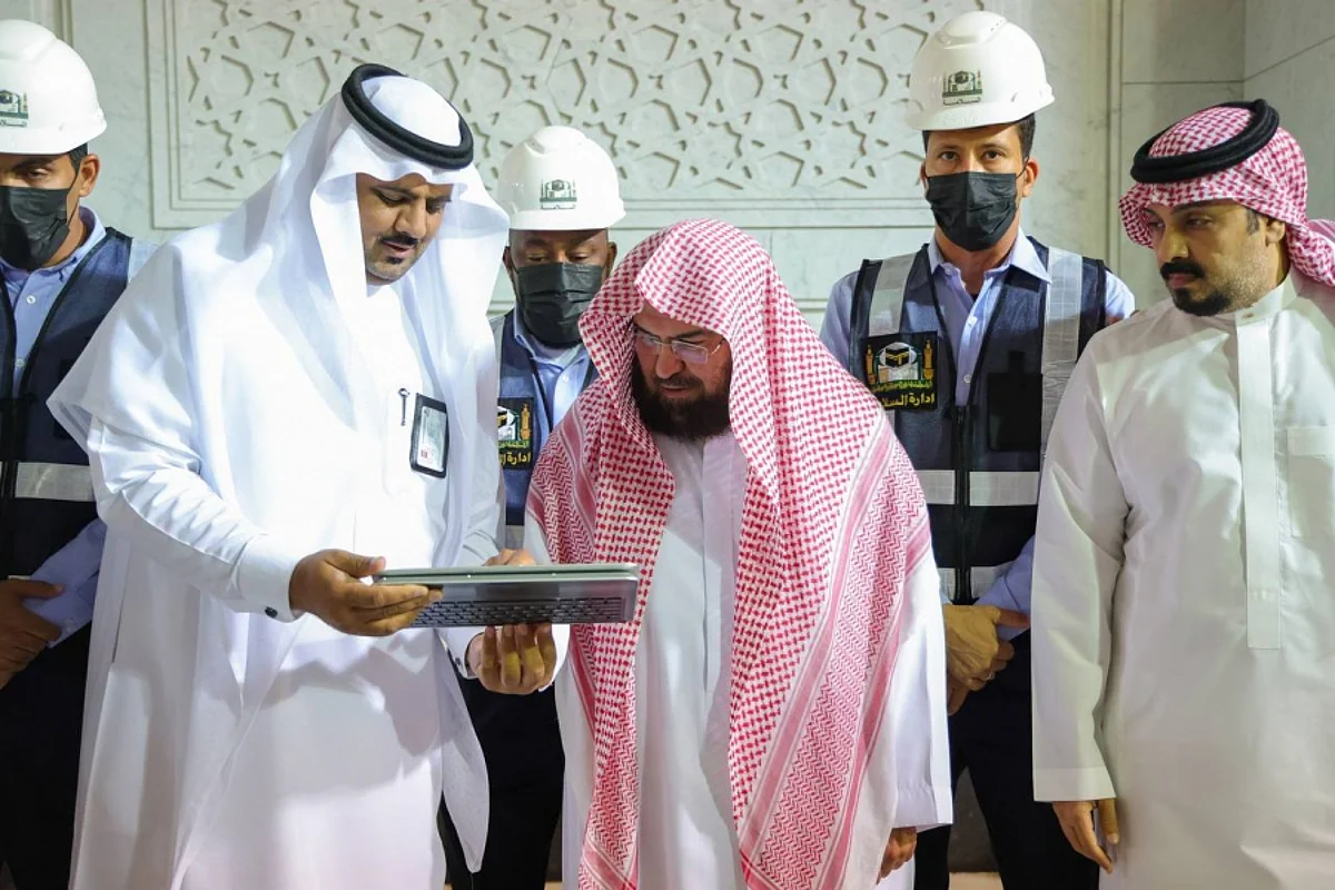 السديس يدشّن الزي الرسمي الجديد لإدارة السلامة بالمسجد الحرام